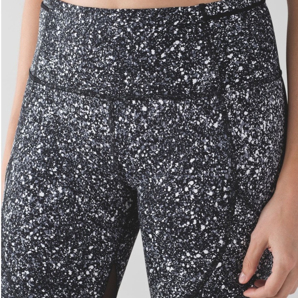 LULULEMON Outrun 17” Crop Black White Splatter Mesh Running Leggings Size 6 - Picture 11 of 12